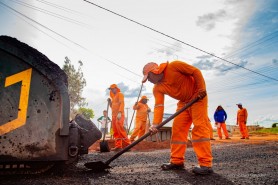 Pedra Pintada - Avenida Rubi está recebendo asfalto e moradores comemoram o avanço