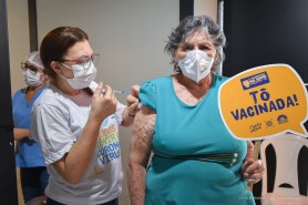 “Vim tomar a vacina para me prevenir e cuidar da minha família", diz idosa ao tomar a dose de reforço contra a covid-19 em Boa Vista