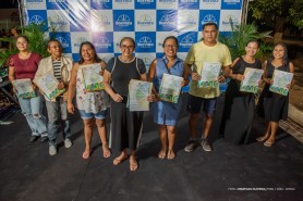 Prefeito Arthur entrega certidões de cadastro imobiliário para moradores do Monte das Oliveiras