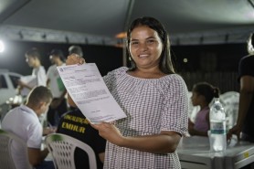 #TBT Regularização Fundiária - João de Barro e Murilo Teixeira celebram a entrega de Certidões de Cadastro Imobiliário 