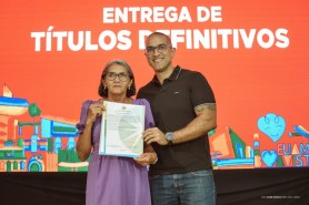 Prefeitura entrega títulos para moradores de 29 bairros