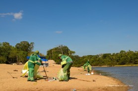 Praias de Boa Vista recebem mutirão de limpeza após feriado de ano novo