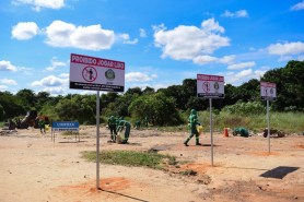 Prefeitura instala placas de alerta em locais de descarte irregular de lixo