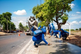 Prefeitura implanta 2 mil metros de calçadas em trecho da avenida Carlos Pereira de Melo