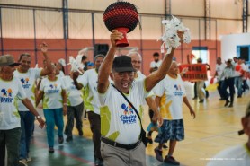 DIA DO IDOSO - Integrantes do Cabelos de Prata participam de competições com muita alegria no Ginásio Romerinho