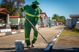 Prefeitura intensifica manutenção de cemitério municipal para o Dia de Finados
