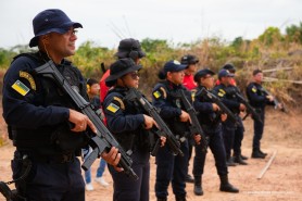 Integrantes da Patrulha Maria da Penha participam de curso para uso de novo armamento