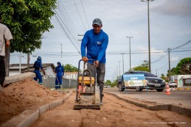 Prefeitura avança com construção de calçadas e meio-fio no bairro Paraviana