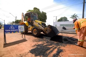 Prefeitura reforça serviço de tapa-buracos no bairro Jóquei Clube