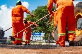 Prefeitura reforça serviço de tapa-buracos no bairro Jóquei Clube