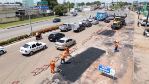 OPERAÇÃO TAPA-BURACO - Avenida Venezuela recebe reparos em trecho de grande circulação de veículos