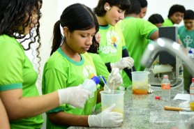 Integrantes do Dedo Verde aprendem técnicas de produção de sabão em laboratório da UFRR