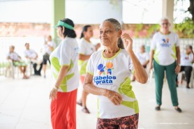 NO RITMO DA FELICIDADE - Integrantes do Cabelos de Prata levam dança e alegria ao CRAS Sílvio Leite