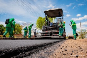 Bairro Caçari recebe 4,5 km de novo asfalto com serviço de recapeamento