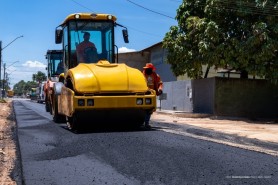 Ruas do bairro Tancredo Neves e Liberdade recebem serviço de recapeamento