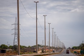 Prefeitura substitui rede elétrica subterrânea por aérea para evitar furtos de fios na Av. Brasil