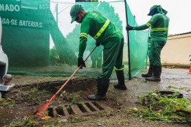 PATRULHA DA CHUVA - Prefeitura mantém serviços diários de limpeza urbana na cidade