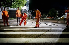 Prefeitura revitaliza sinalização horizontal durante o período noturno