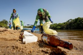 Equipes de limpeza da prefeitura retiram resíduos das praias de Boa Vista