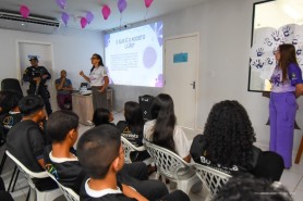 AGOSTO LILÁS - Integrantes do Coral Artcanto aprendem sobre trabalho da Patrulha Maria da Penha em Boa Vista