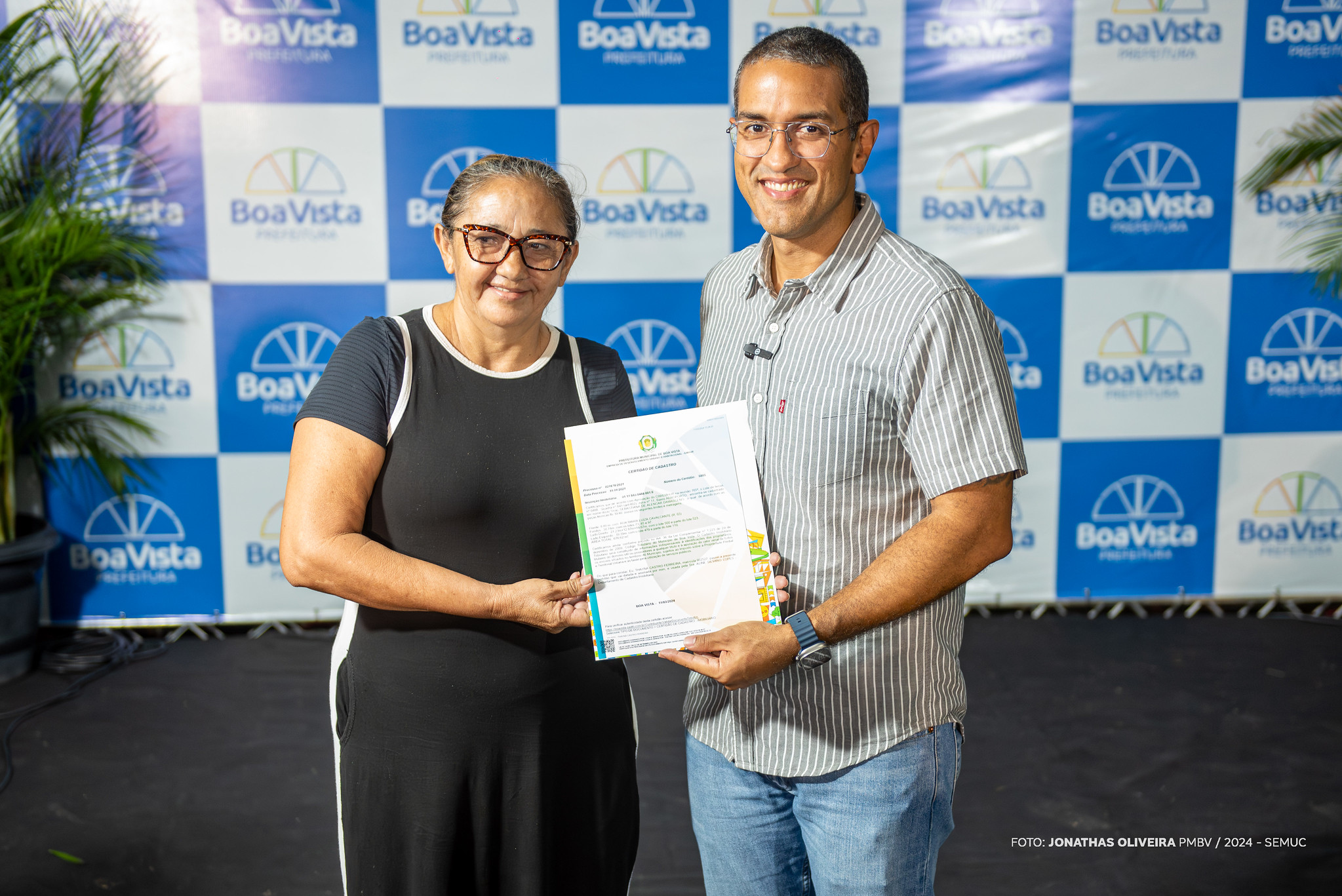 Prefeito Arthur entrega certidões de cadastro imobiliário para moradores do Monte das Oliveiras 3 53584317426
