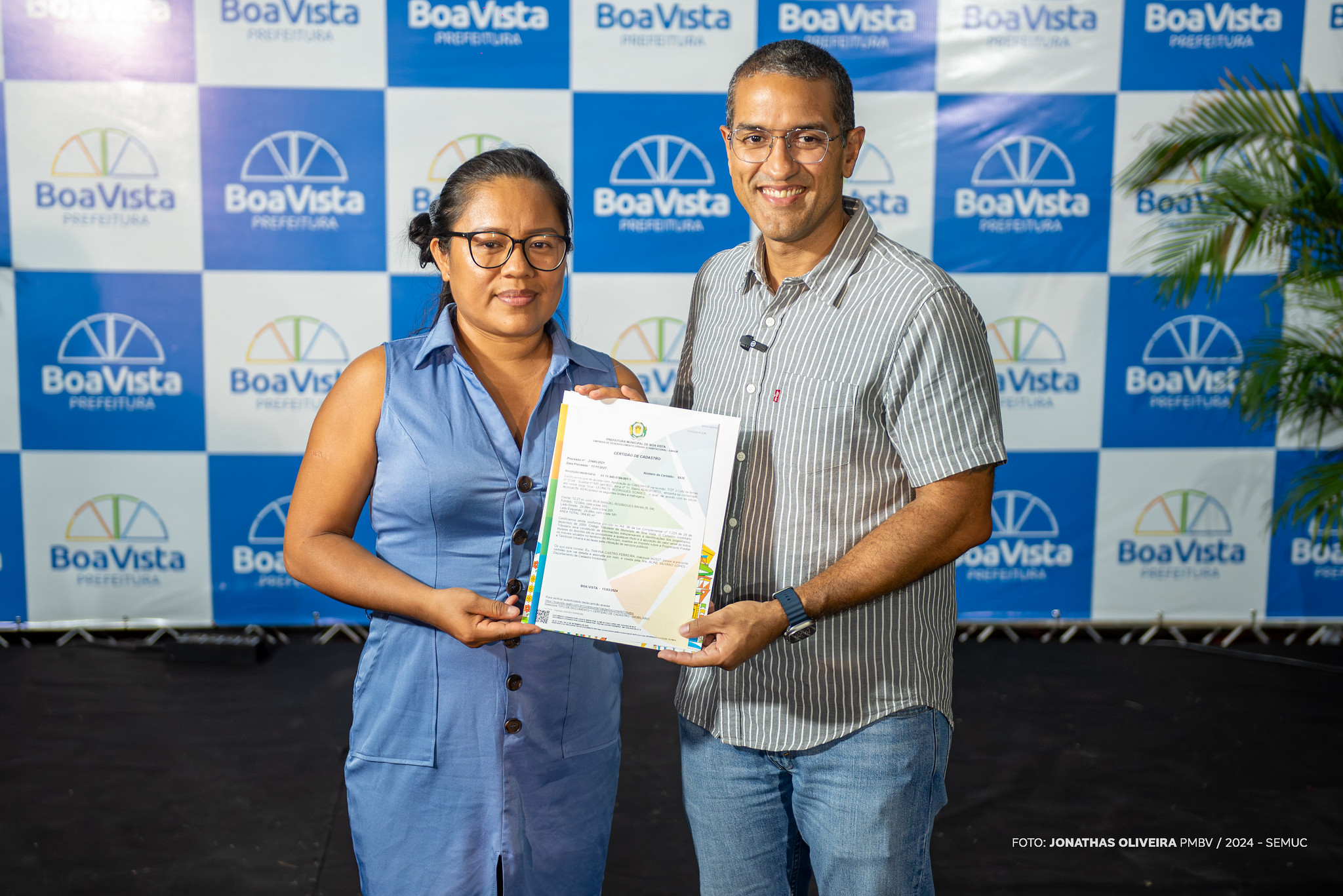 Prefeito Arthur entrega certidões de cadastro imobiliário para moradores do Monte das Oliveiras 2 53584538328