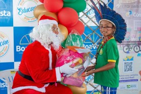 Alunos das 12 escolas indígenas de Boa Vista recebem pela primeira vez o ‘Papai Noel dos Correios’