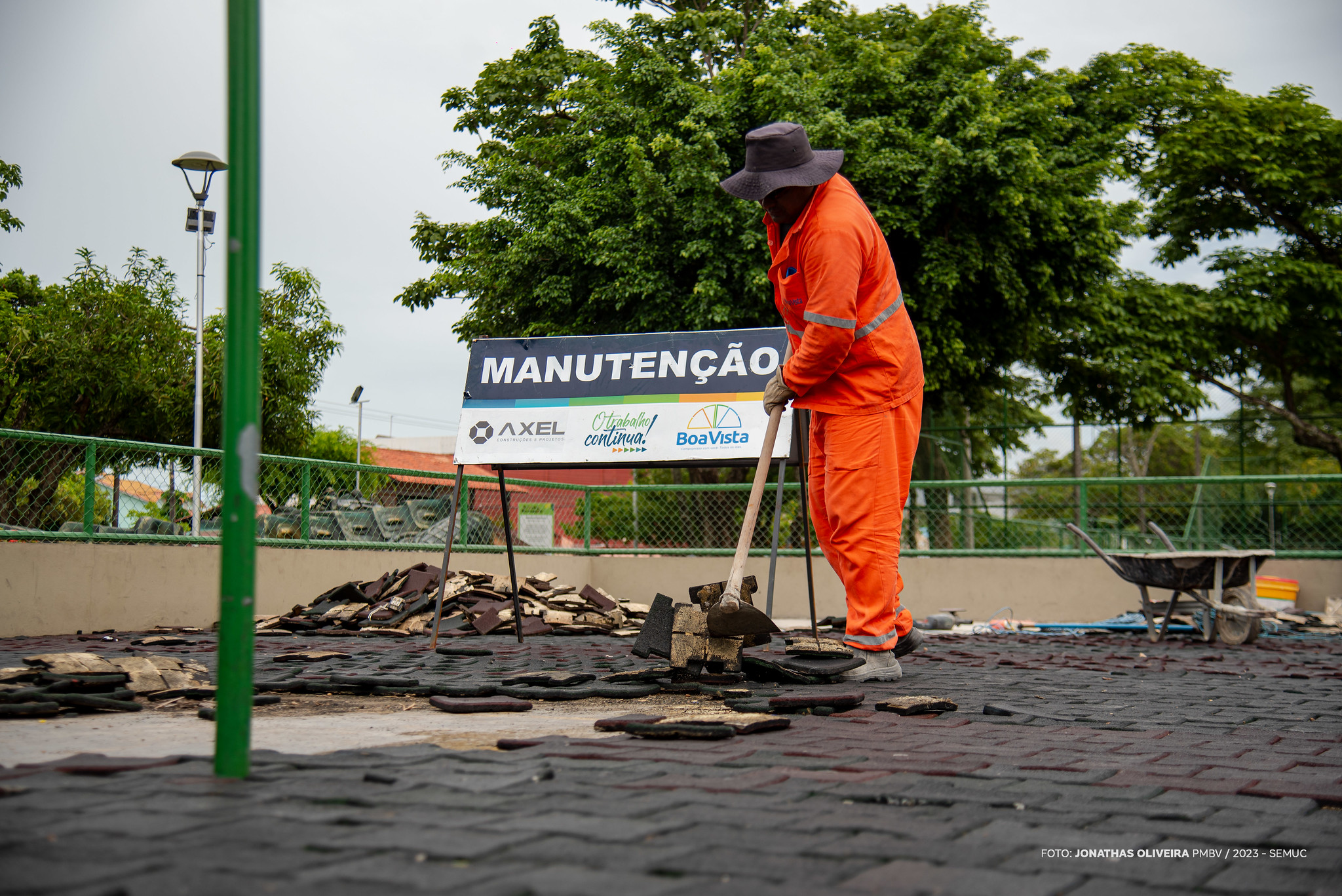 Manutenção no piso emborrachado do parque infantil do Complexo Ayrton Senna