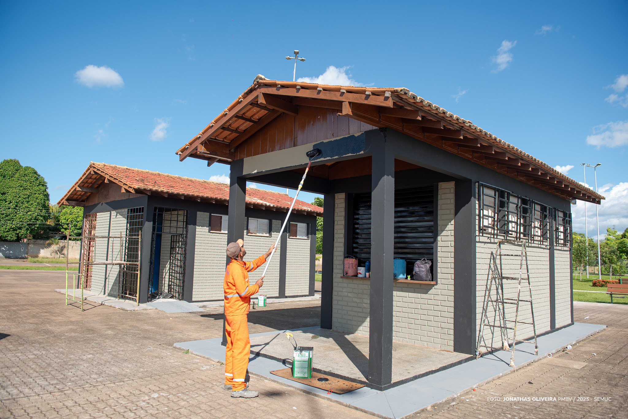 Quiosques das praças estão recebendo pintura com nova padronagem de cores