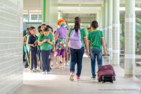 VOLTA ÀS AULAS - De olho na mochila, pais e responsáveis devem estar atentos para não sobrecarregar coluna dos filhos