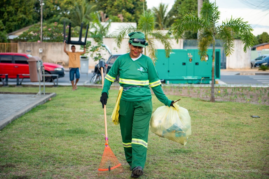 CARNAVAL DE TODOS 2023 -  Agentes do bloco da limpeza dão show a parte nos pontos de folia em Boa Vista