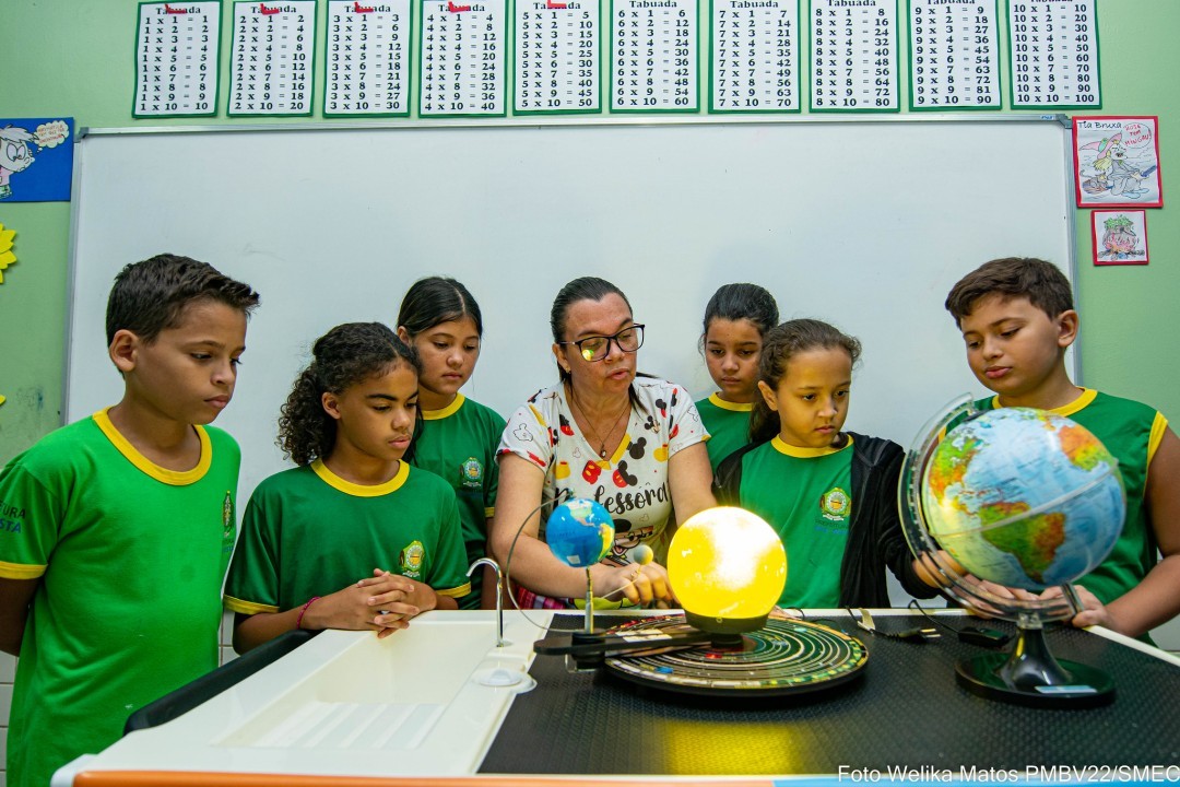 ALUNOS CIENTISTAS - Laboratório Didático Móvel garante um estudo mais prático e experimental dentro da sala de aula