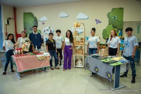 GERAÇÃO DE RENDA - Jovens do Projeto Crescer comercializam materiais produzidos em oficinas