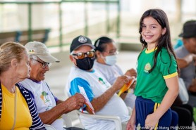 UNINDO GERAÇÕES  - Projeto escolar integra alunos e idosos do Cabelos de Prata durante encontro na Praça da Bandeira