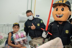 PRF-RR doa brinquedos e livros para crianças internadas no Hospital Santo Antônio