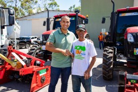 Prefeito Arthur Henrique entrega maquinários e implementos a agricultores familiares de Boa Vista