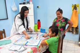 AMOR PELA EDUCAÇÃO - Professora inova o ensino levando alfabetização aos alunos de casa em casa