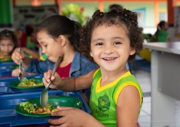 RETORNO ÀS AULAS - Empolgados, alunos voltam à sala de aula e pais são acolhidos no ambiente escolar