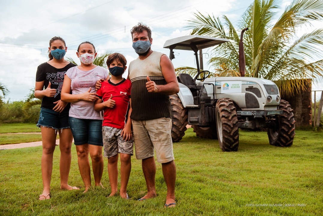 AGRICULTURA FAMILIAR - Prefeitura entrega trator aos produtores do P.A Nova Amazônia