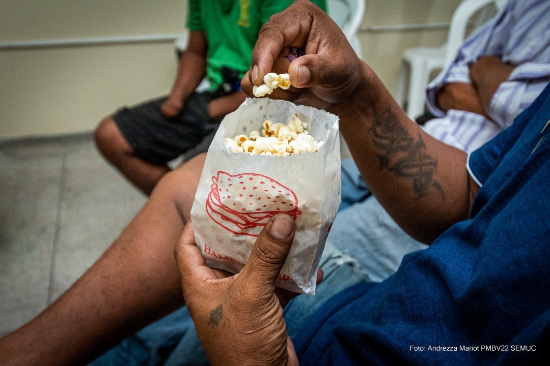 SEAS - Sessão de cinema marca início de atividades voltadas a pessoas em situação de rua
