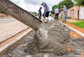 Bairros da zona Oeste recebem obras de construção de calçada