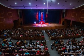Crianças do Conviver e Artcanto assistem show de “Palhágica” no Teatro Municipal