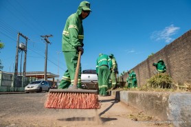 CIDADE SEMPRE LIMPA - Moradores do bairro Cruviana recebem diversos serviços de limpeza urbana