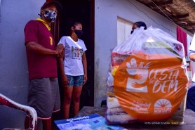 Programa Cesta do Bem - Famílias se emocionam ao receber em casa as cestas básicas da prefeitura