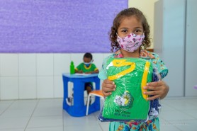 Alunos da rede municipal recebem fardamento escolar