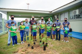 MÊS DA PRIMEIRA INFÂNCIA - Pais e filhos plantam 250 mudas de árvores nas escolas de Boa Vista