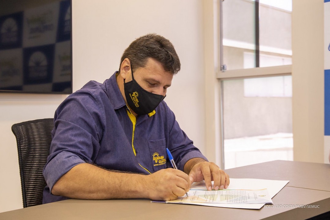 Prefeitura entrega primeiro título definitivo por meio da Regularização de Interesse Específico