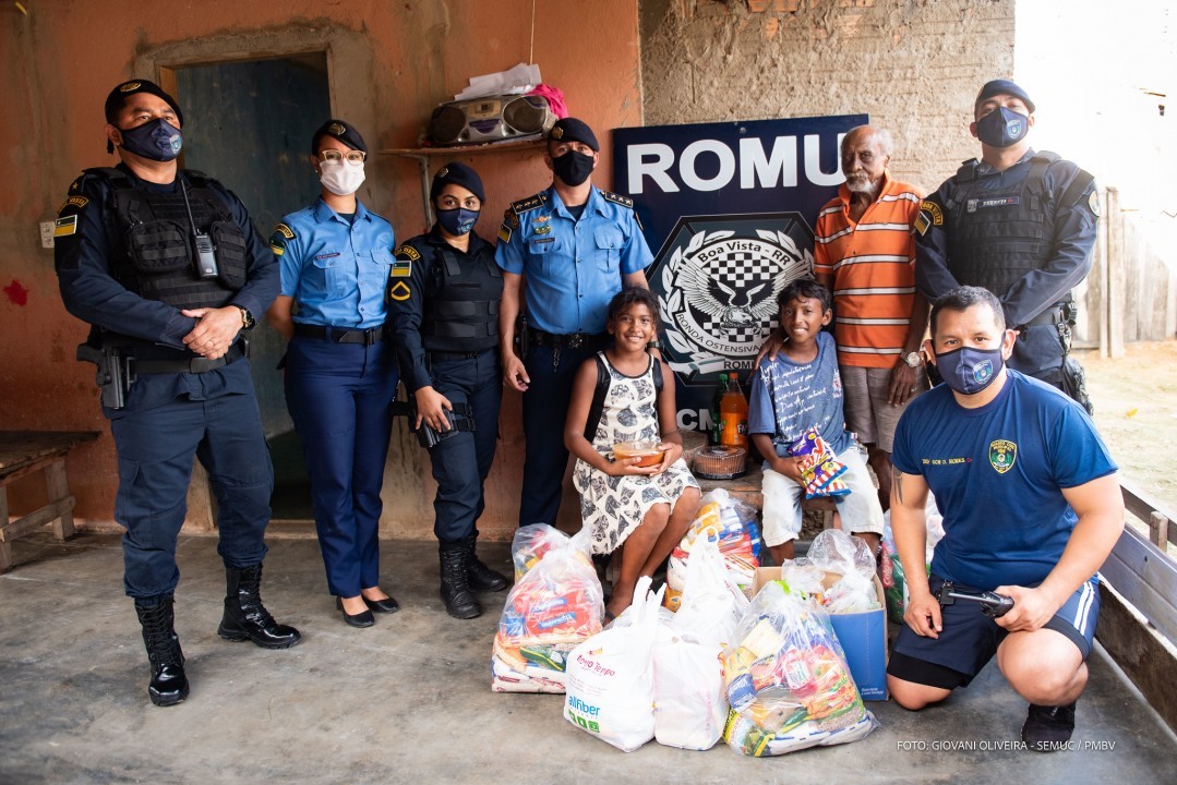 Solidariedade - Guarda Municipal doa cestas básicas a família carente em Boa Vista