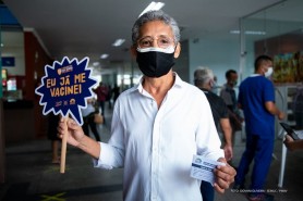 Contra a covid-19 - Primeiros imunizados desta segunda-feira, 14, comemoram início de nova etapa de vacinação