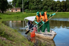 Prefeitura retira mais de 150 quilos de lixo por dia das margens dos rios Branco e Cauamé